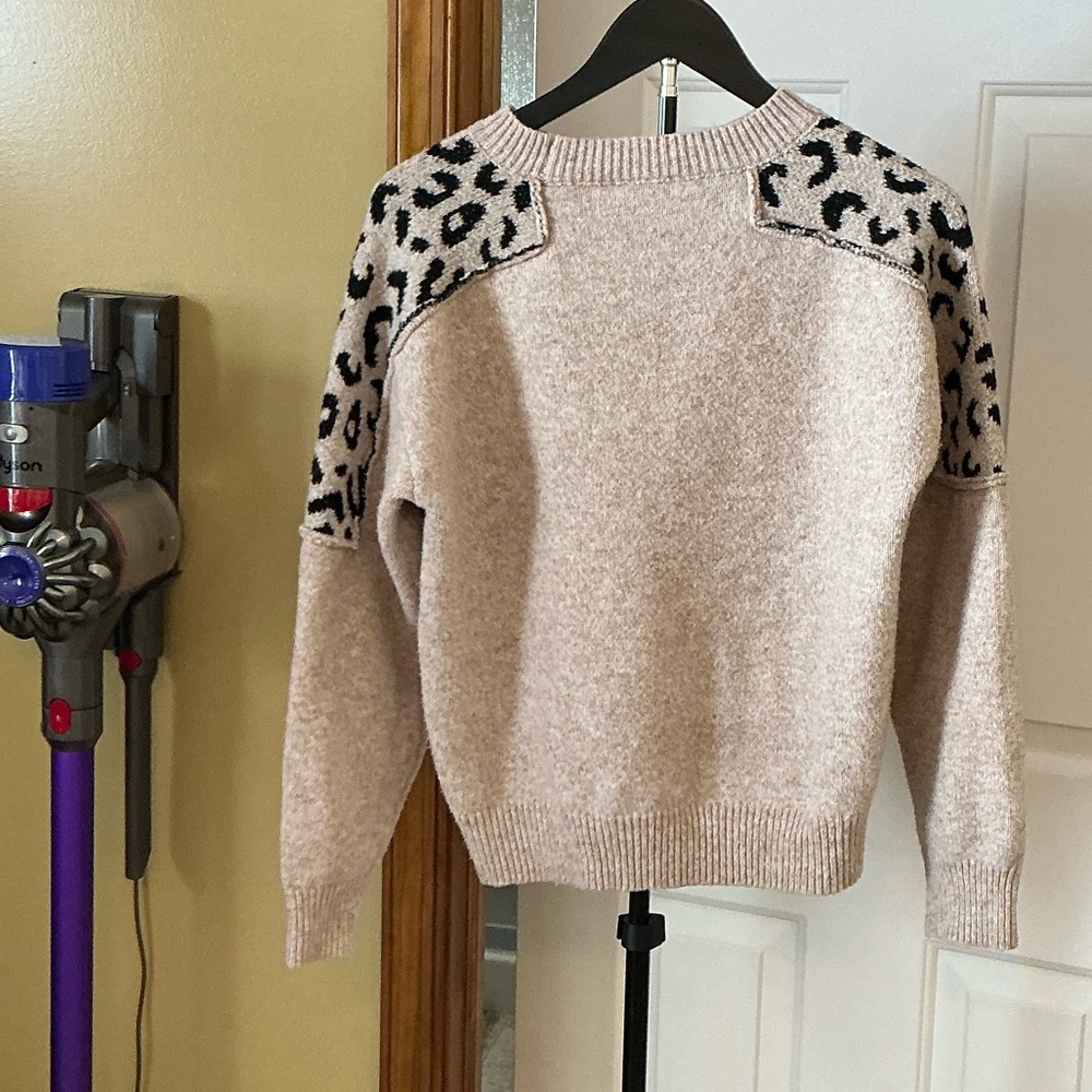 Source Unknown Beige Sweater with Animal Print Accents - Picture 4 of 5